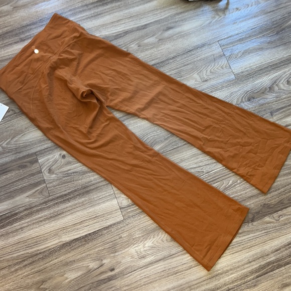 Lululemon Groove Super-High-Rise Flared Pant Nulu
Butternut Brown size 12 - Picture 12 of 13